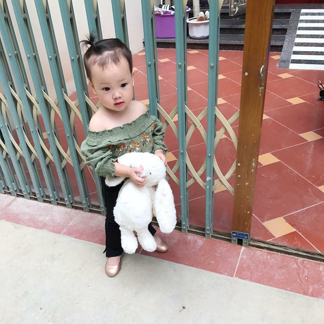 Cha bé là anh Tùng Lâm (25 tuổi) tự hào về cô con gái nhỏ: "Con gái mình tình cảm, hay làm trò vui cho mọi người cười. Su đúng là người tình kiếp trước của mình vì tính cách rất tương đồng. Su nói nhiều nên gặp ai cũng dễ hoà đồng và thân thiện". Ảnh: Gia đình cung cấp.