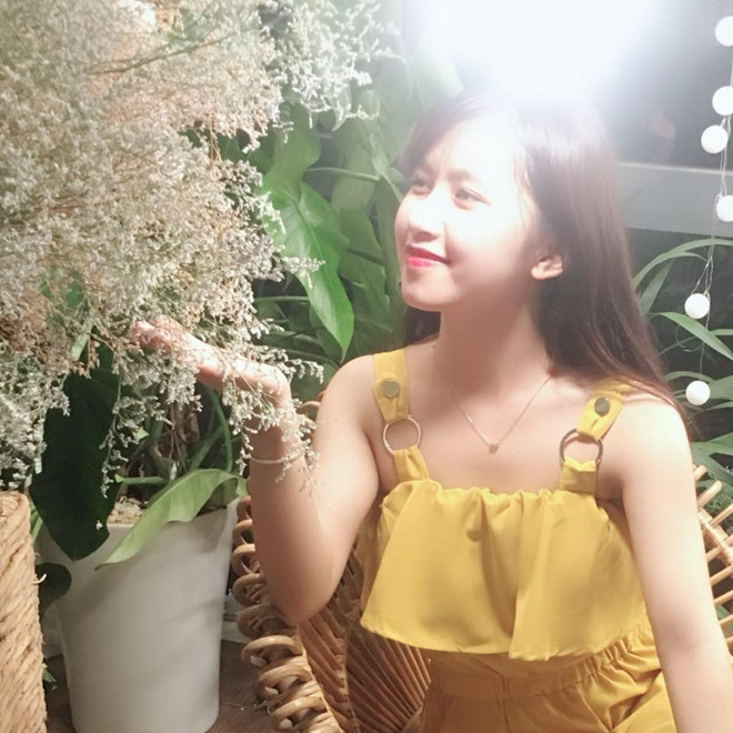 Cô giáo vùng cao được yêu mến không chỉ bởi nét xinh xắn, mà chính là vì câu chuyện về sự nỗ lực. Theo chia sẻ của chủ nhân bức ảnh "gây bão", nhà của cô Lý nằm ở trung tâm huyện, cách trường gần 50 km. Đường vào trường lại rất khó đi, có quãng phải đi bộ hơn 10 km. Thế nhưng cô giáo trẻ vẫn kiên trì bám lớp, bám trường. Ảnh: FBNV.