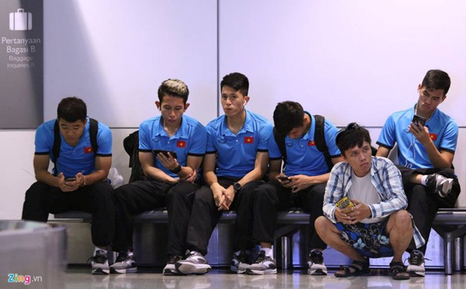 Anh chàng còn “lầy lội” chế ảnh mình cùng theo các cầu thủ tuyển Việt Nam sang Malaysia luyện tập cho giải AFF Cup hồi tháng 12/2018 khiến nhiều người thích thú. Ban đầu, anh chỉ đơn giản là học lỏm để cưa cẩm người yêu. Sau đó, Huy tự mày mò, học hỏi nâng cao và hiện tại có thể làm nên những bức ảnh ghép như thật khiến người khác trầm trồ. Ảnh: Mai Xuân Huy.