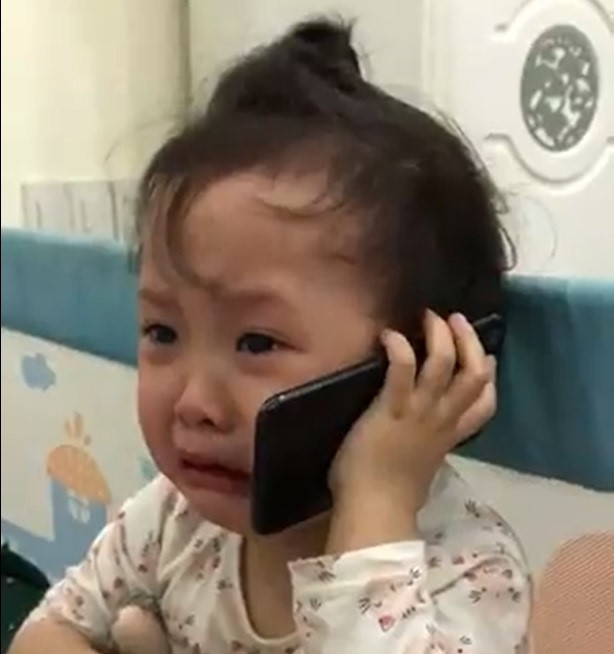  4. Bé Su Su: Tháng 11/2018, clip bé gái khóc nức nở, gọi điện đòi sang ngủ với ông vì bị trêu hiện khiến dân mạng không khỏi bật cười. Bé gái 3 tuổi nhanh chóng trở thành gương mặt nổi tiếng mạng xã hội khi rất nhiều người chia sẻ đoạn video đáng yêu khắp các diễn đàn. Ảnh chụp màn hình.