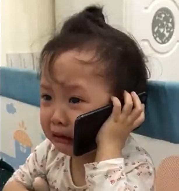  4. Bé Su Su: Tháng 11/2018, clip bé gái khóc nức nở, gọi điện đòi sang ngủ với ông vì bị trêu hiện khiến dân mạng không khỏi bật cười. Bé gái 3 tuổi nhanh chóng trở thành gương mặt nổi tiếng mạng xã hội khi rất nhiều người chia sẻ đoạn video đáng yêu khắp các diễn đàn. Ảnh chụp màn hình.