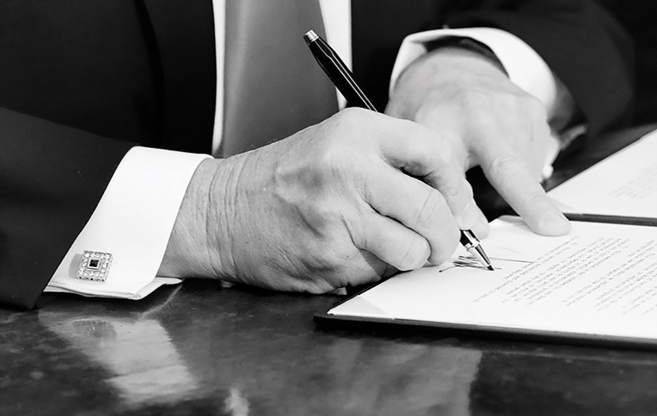 Tong thong Trump tuyen bo tinh trang khan cap, chuyen gi tiep theo?-Hinh-2