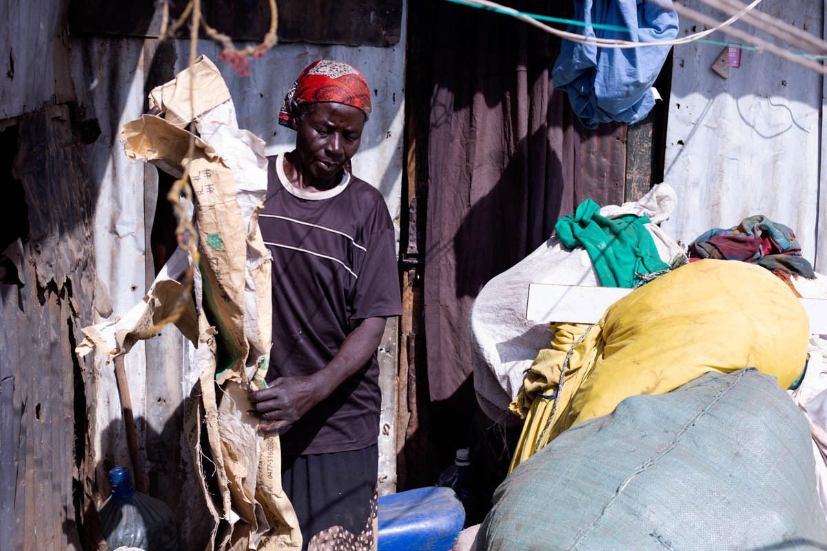 “Đó là ngôi nhà thứ hai của tôi. Tôi bán những thứ nhặt được trong bãi rác này để kiếm tiền trang trải cuộc sống”, bà Ayako, 62 tuổi, chia sẻ.