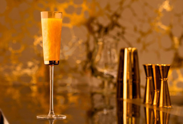 Cocktail Element 79: Một trong những loại đồ uống nổi tiếng tại Dubai là Cocktail Element 79. Ly nước được pha từ vụn vàng và các viên đường mạ vàng luôn thách thức túi tiền của các vị khách khi ghé đến. Cái tên Element 79 ám chỉ vàng, nguyên tố thứ 79 trong bảng tuần hoàn hóa học. Ảnh: Pinterest.
