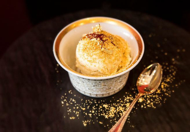 Kem vàng: Kem The Black Diamond được bán tại Scoopi ở Dubai. Món ăn này được làm bằng đậu vani từ Madagascar, nghệ tây, nấm cục đen, và bột vàng 23K rắc lên trên cùng. Sau khi thưởng thức món kem đặc biệt này, thực khách sẽ được giữ lại chiếc bát thủ công đựng kem được làm bằng vàng cùng thìa bạc tuyệt đẹp. Ảnh: Scoopi Cafe.