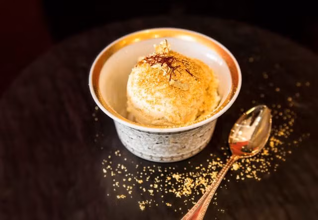 Kem vàng: Kem The Black Diamond được bán tại Scoopi ở Dubai. Món ăn này được làm bằng đậu vani từ Madagascar, nghệ tây, nấm cục đen, và bột vàng 23K rắc lên trên cùng. Sau khi thưởng thức món kem đặc biệt này, thực khách sẽ được giữ lại chiếc bát thủ công đựng kem được làm bằng vàng cùng thìa bạc tuyệt đẹp. Ảnh: Scoopi Cafe.