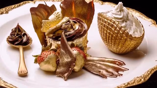 Cupcake phủ vàng lá dát mỏng cũng là một trong những món ăn xa hoa ở Dubai. Món cupcake có thành phần gồm lớp vàng 23K, đậu vani Uganda, chocolate Italy và phần trang trí dâu tây nhúng vàng cũng được mệnh danh là thứ ẩm thực đắt đỏ, được lòng thực khách đi đến với Dubai. Do giá thành rất cao nên loại bánh này được liệt kê trong danh sách những món ăn đắt nhất thế giới. Muốn thưởng thức món bánh, bạn phải đặt trước 48 giờ tại cửa hàng Bloomsburys, Dubai. Ảnh: Foodbeast.