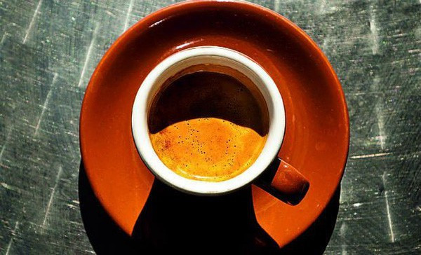 Trà mạ vàng: Trà mạ vàng được bán ở quán cà phê Mocca Art. Tại đây, người ta dùng những lá trà dát vàng để phục vụ khách với niềm tin, mọi bệnh tật sẽ được đẩy lùi khi sử dụng thức uống đặc biệt này. Một ấm trà được bán với giá 62 USD . Ảnh: Foodbeast.