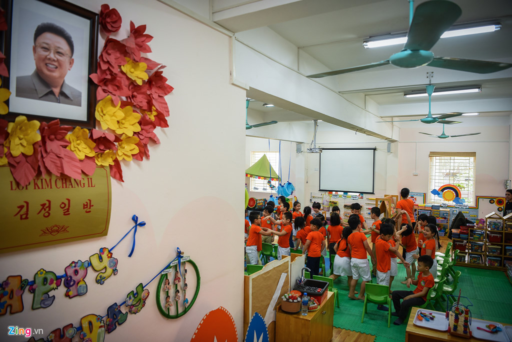 Năm 2012, Trường mẫu giáo Việt - Triều lấy tên hai nhà cố lãnh đạo Triều Tiên là Kim Nhật Thành và Kim Chính Nhật để đặt tên cho một số lớp học. Nhân dịp này trường mầm non Kiêng San của Triều Tiên cũng thành lập một lớp học mang tên Hồ Chí Minh.