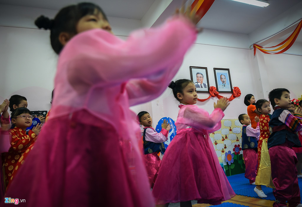 Hai lãnh đạo của trường cũng rất hào hứng kể về ấn tượng với đất nước Triều Tiên sau những chuyến thăm. "Tôi đi theo hội hữu nghị Việt - Triều, thường là một năm đoàn họ sang thăm Việt Nam và năm sau mình lại sang", bà Thanh nói. Tuy không phải đoàn Chính phủ nhưng đoàn Hữu nghị vẫn được tiếp đón chu đáo và tham quan nhiều địa danh nổi tiếng ở Triều Tiên", bà Thanh tiếp lời.