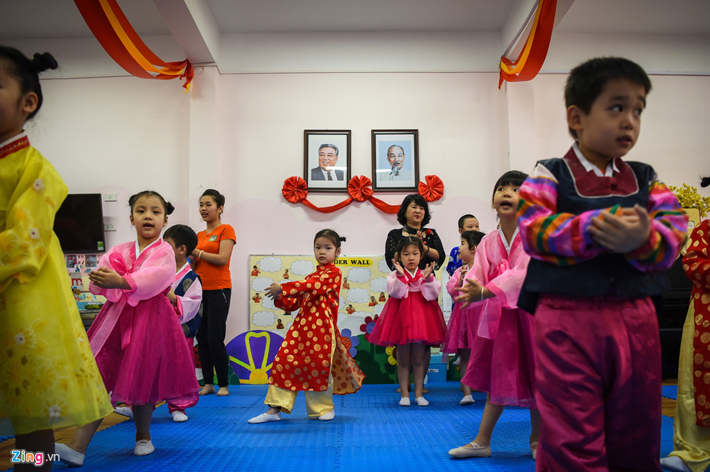 "Những ngày kỷ niệm như quốc khánh hay thành lập quân đội Triều Tiên hay sinh nhật cố lãnh đạo Kim Nhật Thành, Kim Chính Nhật, Đại sứ quán Triều Tiên đều mời đại diện của trường đến dự", cô giáo Hoàng Thị Thanh, cựu hiệu trưởng nhà trường, chia sẻ với Zing.vn.