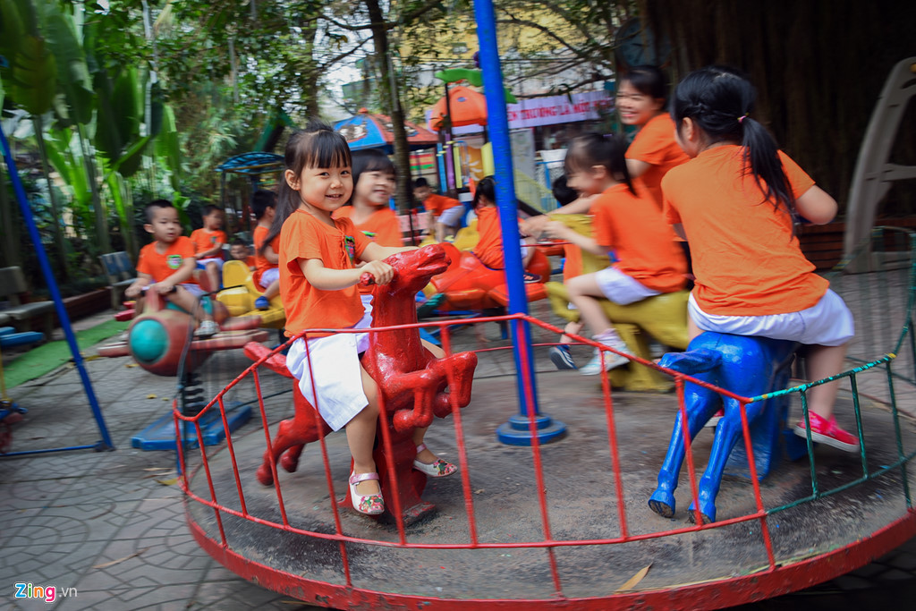 Vòng quay ngựa mang tên "Thiên lý mã", một trong những món đồ chơi vẫn còn được lưu giữ lại tại trường mầm non Việt Triều suốt hơn 40 năm qua.