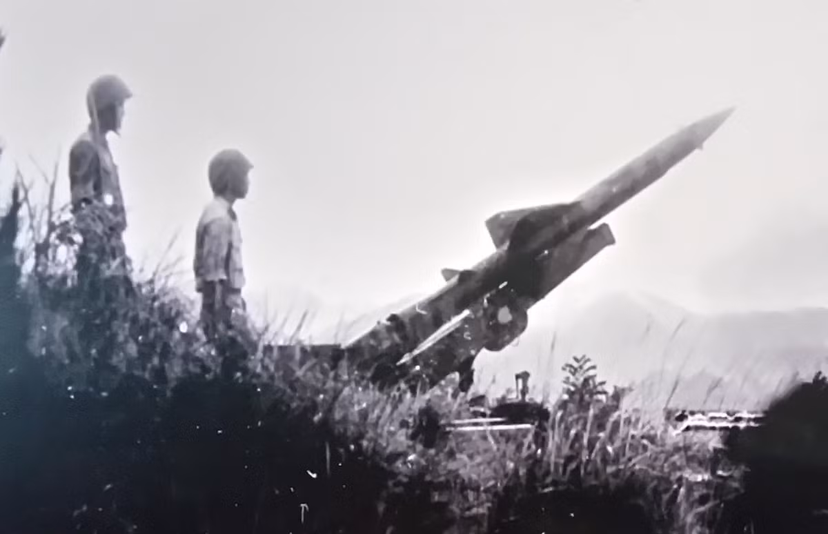 Với bộ đội tên lửa, trung đoàn tên lửa đầu tiên mang phiên hiệu 236 (Đoàn Sông Đà) chính thức được thành lập ngày 7/1/1965 với trang bị chính là các tổ hợp tên lửa phòng không S-75 Dvina cực kỳ hiện đại thời bấy giờ. Nguồn ảnh: Bảo tàng PK-KQ