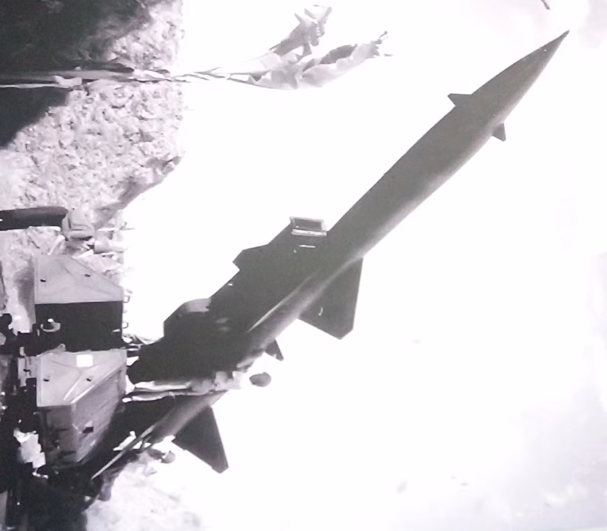 Trong giai đoạn 1965-1972, Liên Xô chủ yếu cung cấp cho ta tên lửa S-75 Dvina kèm một số phiên bản có sửa đổi nâng cấp khả năng kháng nhiễu, tầm bắn…Trung Quốc cũng cung cấp cho ta một phiên bản của S-75 định danh là HQ-2 nhưng chúng ta không sử dụng nhiều. Nguồn ảnh: Bảo tàng PK-KQ