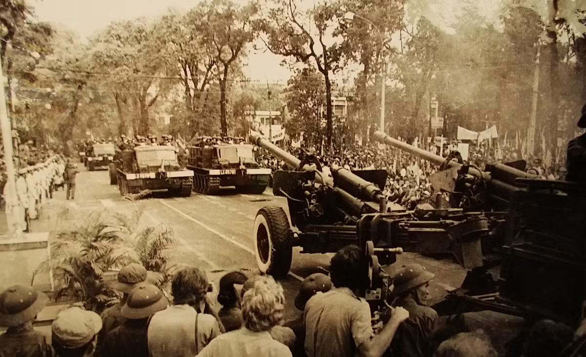 Đặc biệt, nửa sau những năm 1960, Liên Xô đã cung cấp cho Việt Nam các loại pháo phản lực phóng loạt có uy lực khủng khiếp (BM-13, BM-14, BM-21 Grad, ĐKB) và cả pháo hạng nặng có tầm bắn cực xa như M46 130mm (tầm bắn gần 30km ngang ngửa với “vua chiến trường” 175mm của Mỹ). Những vũ khí hiện đại từ Liên Xô đã giúp bộ đội Việt Nam “đấu pháo” ngang ngửa với Quân Mỹ và VNCH. Nguồn ảnh: Bảo tàng Pháo binh