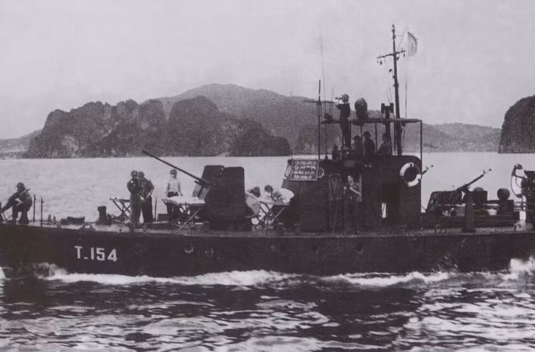 Quân chủng Hải Quân hay Hải quân Nhân dân Việt nam được thành lập ngày 7/5/1955 với tên gọi ban đầu là "Cục phòng thủ bờ biển). Trang bị ban đầu gồm 20 tàu gỗ 20 tấn, 36 thuyền buồm thuộc biên chế thủy đội Sông Lô, Bạch Đằng. Kể từ những năm 1960, Hải quân Nhân dân Việt Nam bắt đầu được “hiện đại hóa” bằng các tàu chiến của Liên Xô-Trung Quốc. Nguồn ảnh: Vnmilitaryhistory