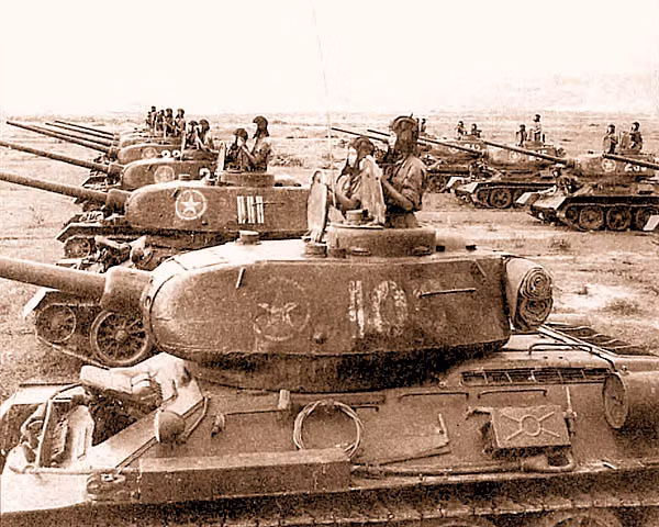 Trang bị của bộ đội xe tăng Việt Nam thời kỳ đầu (năm 1959-1960) chủ yếu là xe tăng hạng trung T-34-85/Type 58 do Liên Xô/Trung Quốc cung cấp. Từ năm 1962, chúng ta bắt đầu được cung cấp xe tăng T-54 hiện đại và xe tăng bơi PT-76. Nguồn ảnh: Otavaga