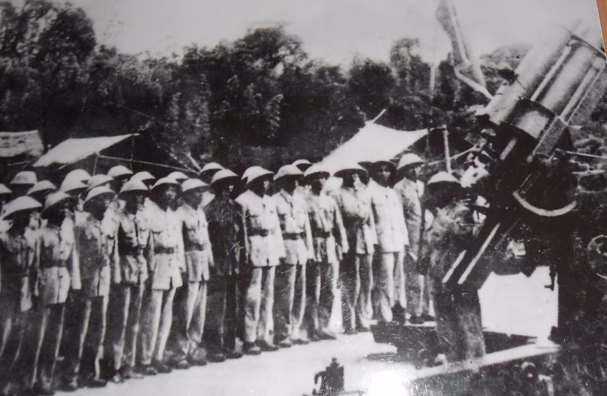 Về lực lượng bảo vệ bầu trời - Quân chủng Phòng không-Không quân Việt Nam chỉ chính thức được thành lập từ ngày 22/10/1963. Tuy nhiên, ngay từ năm 1958, các đơn vị thuộc Quân chủng PK-KQ "tương lai" đã sớm ra đời. Đó là Bộ tư lệnh Phòng không được thành lập vào tháng 3/1958 và Cục Không quân. Nguồn ảnh: Bảo tàng PK-KQ