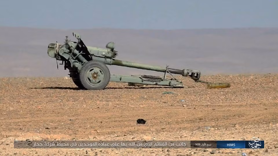 Một khẩu lựu pháo D30 122mm còn nguyên vẹn. Nguồn ảnh: HIMS