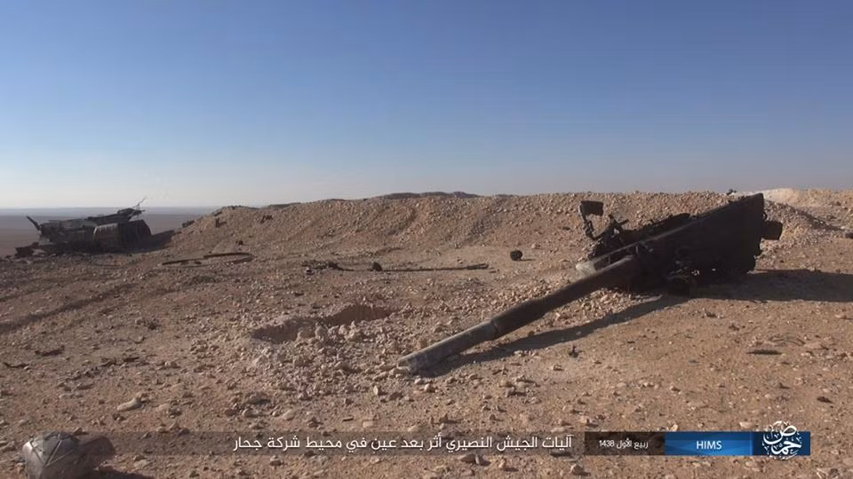 Xác một chiếc xe tăng T-72 bị phiến quân IS tấn công, phá hủy ở Palmyra. Nguồn ảnh: HIMS