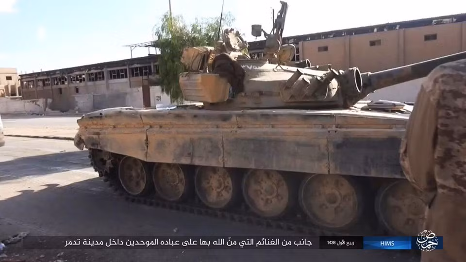 Một chiếc T-72M1 khác bị binh lính Syria vứt bỏ lại khi tháo chạy. Nguồn ảnh: HIMS