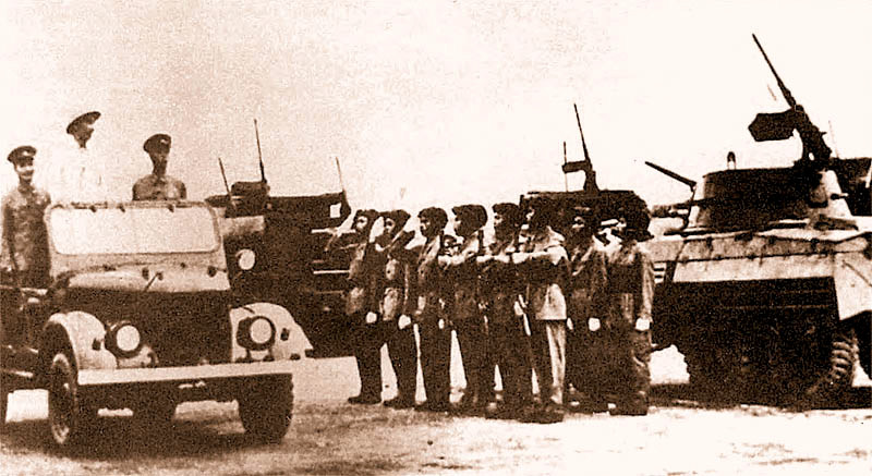 Bên cạnh pháo binh, QĐND Việt Nam cũng gấp rút thành lập lực lượng tăng - thiết giáp, ngay trong năm 1955, nhiều cán bộ chiến sĩ đã được gửi đi Trung Quốc để đào tạo. Năm 1959, trung đoàn xe tăng đầu tiên của QĐNDVN được thành lập, mang phiên hiệu 202 (mật danh H02). Tuy nhiên, mãi tới ngày 22/6/1965, Bộ tư lệnh thiết giáp mới được thành lập. Ảnh: Bộ đội tăng – thiết giáp ngày đầu ra đời với trang bị các xe bọc thép của Pháp, Mỹ. Nguồn ảnh: Otavaga