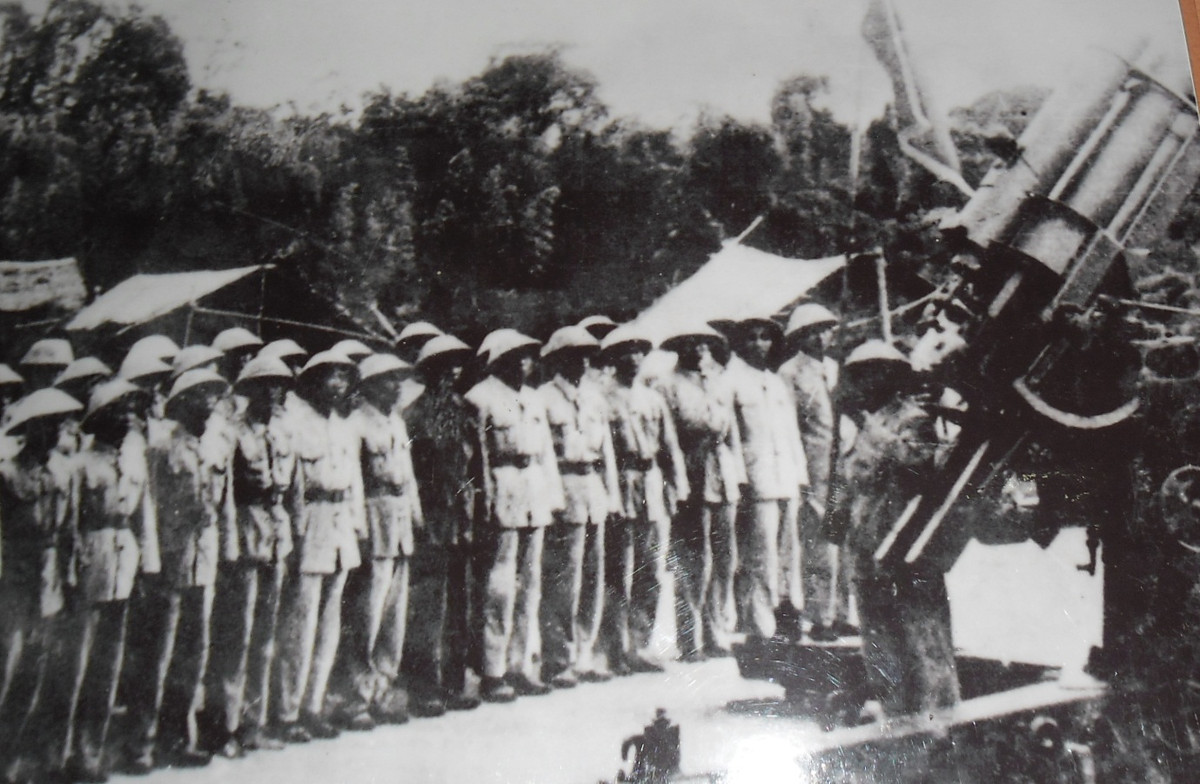 Về lực lượng bảo vệ bầu trời - Quân chủng Phòng không - Không quân Việt Nam chỉ chính thức được thành lập từ ngày 22/10/1963. Tuy nhiên, ngay từ năm 1958, các đơn vị thuộc Quân chủng PK-KQ "tương lai" đã sớm ra đời. Đó là Bộ tư lệnh Phòng không được thành lập vào tháng 3/1958 và Cục Không quân. Nguồn ảnh: Bảo tàng PK-KQ