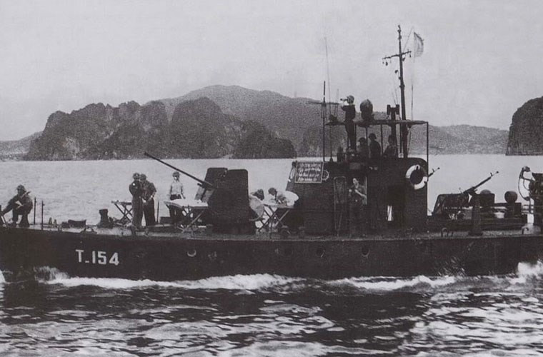 Quân chủng Hải Quân hay Hải quân Nhân dân Việt nam được thành lập ngày 7/5/1955 với tên gọi ban đầu là "Cục phòng thủ bờ biển). Trang bị ban đầu gồm 20 tàu gỗ 20 tấn, 36 thuyền buồm thuộc biên chế thủy đội Sông Lô, Bạch Đằng. Kể từ những năm 1960, Hải quân Nhân dân Việt Nam bắt đầu được “hiện đại hóa” bằng các tàu chiến của Liên Xô-Trung Quốc. Nguồn ảnh: Vnmilitaryhistory