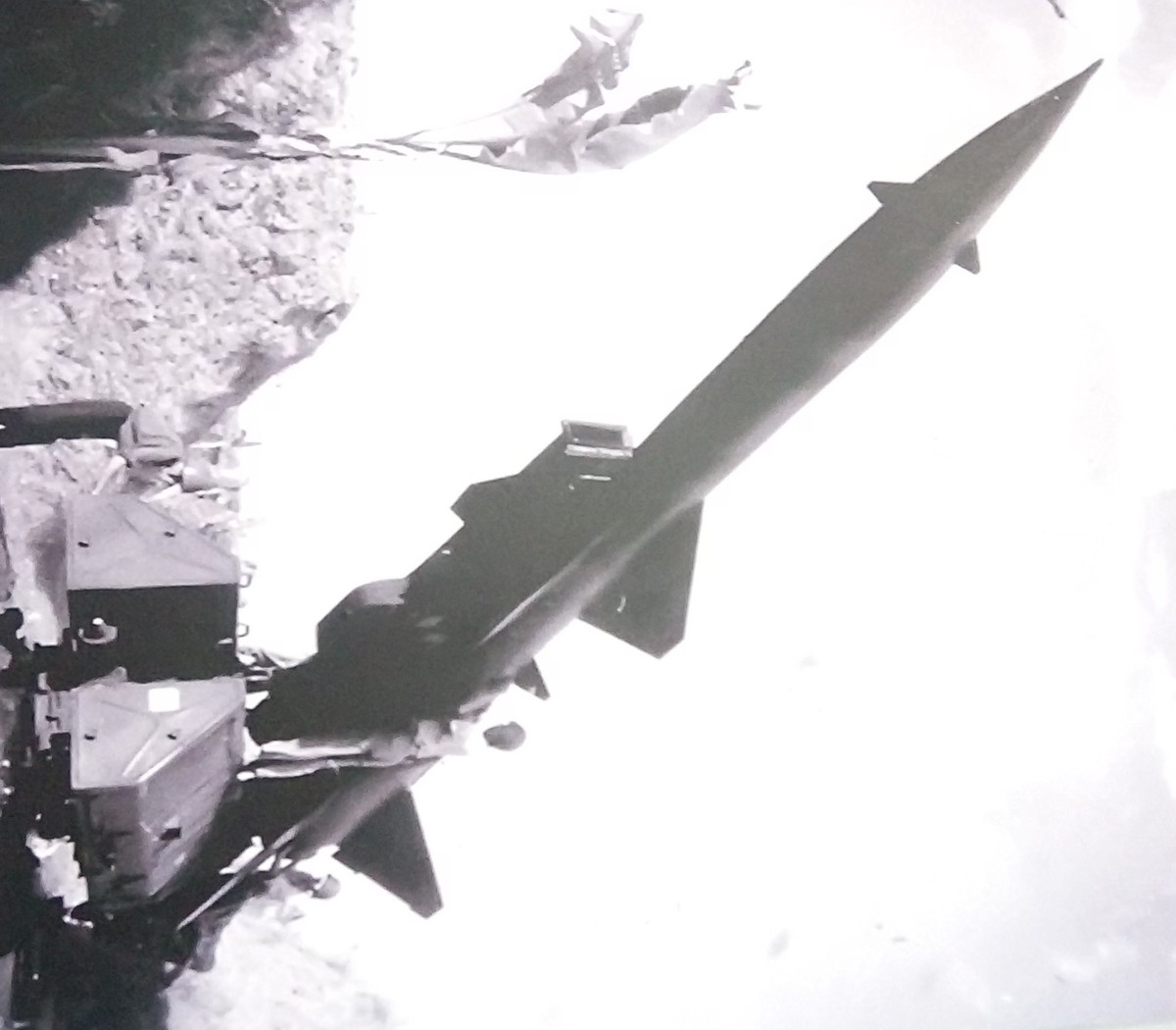 Trong giai đoạn 1965-1972, Liên Xô chủ yếu cung cấp cho ta tên lửa S-75 Dvina kèm một số phiên bản có sửa đổi nâng cấp khả năng kháng nhiễu, tầm bắn…Trung Quốc cũng cung cấp cho ta một phiên bản của S-75 định danh là HQ-2 nhưng chúng ta không sử dụng nhiều. Nguồn ảnh: Bảo tàng PK-KQ