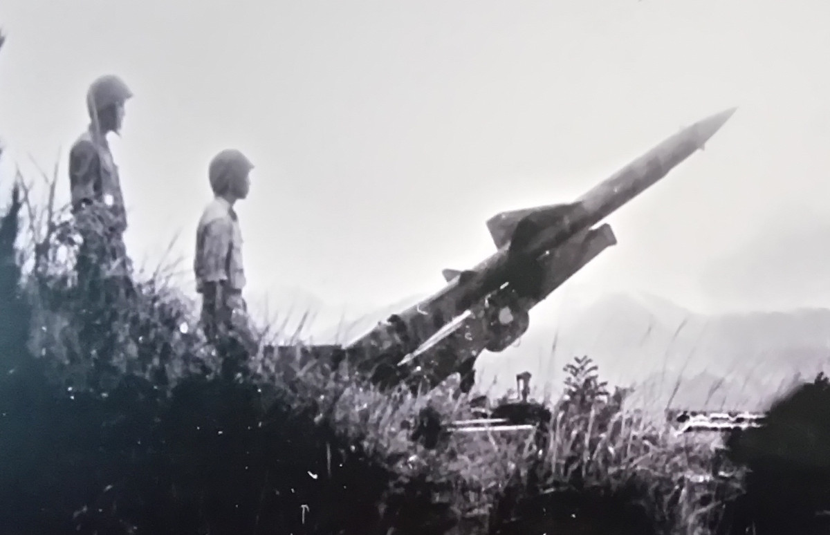 Với bộ đội tên lửa, trung đoàn tên lửa đầu tiên mang phiên hiệu 236 (Đoàn Sông Đà) chính thức được thành lập ngày 7/1/1965 với trang bị chính là các tổ hợp tên lửa phòng không S-75 Dvina cực kỳ hiện đại thời bấy giờ. Nguồn ảnh: Bảo tàng PK-KQ