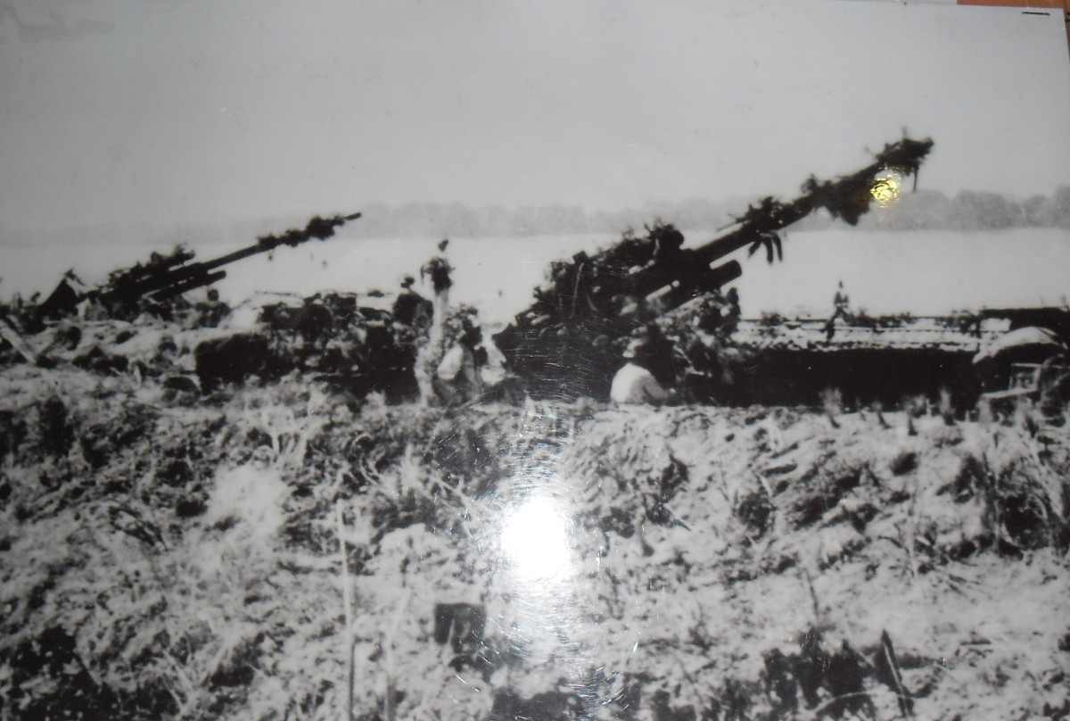 Thời kỳ đầu thành lập, bộ đội phòng không được trang bị chủ yếu các khẩu pháo do phát xít Đức sản xuất (Liên Xô thu giữ sau năm 1945 rồi viện trợ cho ta). Điển hình là khẩu Flak 88 huyền thoại của Đức, một khẩu pháo vừa có thể bắn máy bay, vừa có thể hạ gục xe tăng. Nguồn ảnh: Bảo tàng PK-KQ