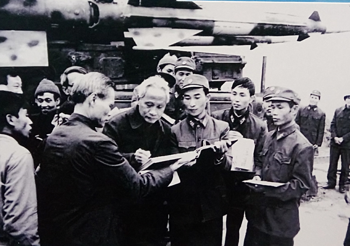 Mãi tới năm 1972, Liên Xô mới đồng ý cung cấp cho ta tổ hợp tên lửa phòng không hiện đại hơn – S-125 Neva. Ảnh: Thủ tướng Phạm Văn Đồng chúc Tết, căn dặn cán bộ, chiến sĩ Lữ đoàn tên lửa 236 (trang bị các tên lửa S-125 Neva) ngày 5/2/1981 (Mồng 1 Tết Đinh Dậu). Đáng tiếc là những tiểu đoàn đầu tiên về tới Hà Nội quá muộn, không kịp tham gia chiến đấu. Nguồn ảnh: Bảo tàng PK-KQ