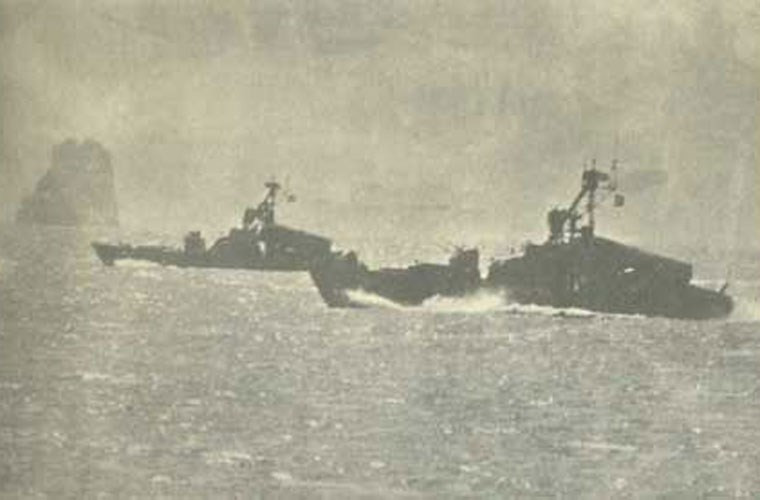 Phải tới năm 1972, Việt Nam mới có tàu tên lửa đầu tiên – đó là các tàu tấn công nhanh Project 183 Komar do Liên Xô sản xuất. Loại tàu này được trang bị 2 tên lửa hành trình P-15 Termit. Rất tiếc, chúng không có cơ hội cho Hải quân Mỹ “nếm mùi đau đớn”. Nguồn ảnh: Vnmilitaryhistory