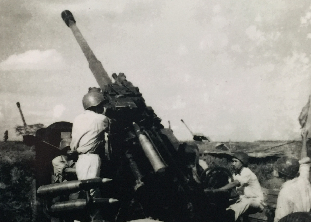 Sau đó, Liên Xô cung cấp thêm các pháo cỡ 37mm 61-K, 57mm S-60, 85mm 52-K và lớn nhất là pháo KS-19 100mm (loại pháo này được ghi nhận chiến công bắn hạ một B-52 trong 12 ngày đêm cuối 1972). Ngoài ra còn có các súng máy cao xạ ZPU-1/2 14,5mm, cao xạ tự hành ZSU-57-2, AM. Nguồn ảnh: Bảo tàng PK-KQ