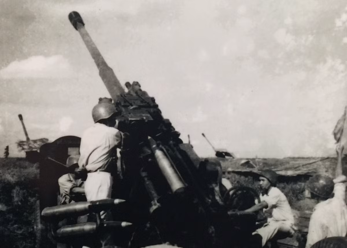 Sau đó, Liên Xô cung cấp thêm các pháo cỡ 37mm 61-K, 57mm S-60, 85mm 52-K và lớn nhất là pháo KS-19 100mm (loại pháo này được ghi nhận chiến công bắn hạ một B-52 trong 12 ngày đêm cuối 1972). Ngoài ra còn có các súng máy cao xạ ZPU-1/2 14,5mm, cao xạ tự hành ZSU-57-2, AM. Nguồn ảnh: Bảo tàng PK-KQ