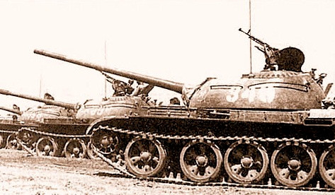 Xe tăng T-54 nhanh chóng trở thành “xương sống” lực lượng xe tăng Việt Nam. Thời bấy giờ, nó còn là cỗ xe tăng hiện đại nhất thế giới với giáp dày vát nghiêng, cơ động cao, hỏa lực mạnh pháo 100mm đủ sức hạ gục tăng M48 Patton chủ lực của Mỹ. Nguồn ảnh: Otavaga