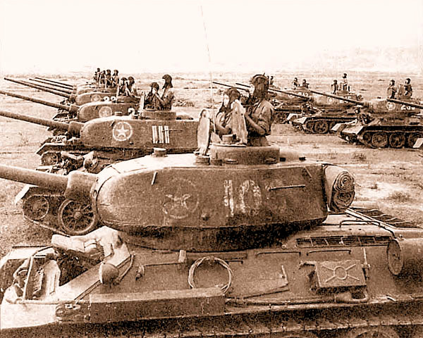 Trang bị của bộ đội xe tăng Việt Nam thời kỳ đầu (năm 1959-1960) chủ yếu là xe tăng hạng trung T-34-85/Type 58 do Liên Xô/Trung Quốc cung cấp. Từ năm 1962, chúng ta bắt đầu được cung cấp xe tăng T-54 hiện đại và xe tăng bơi PT-76. Nguồn ảnh: Otavaga