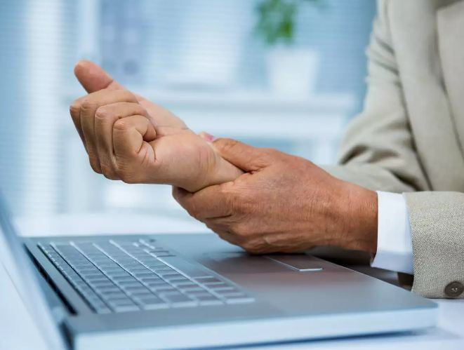 4 dong tac don gian giup dan van phong thoat khoi hoi chung ong co tay