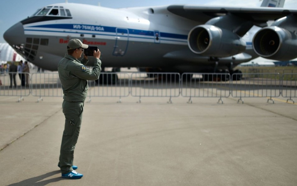 Máy bay vận tải Il-76MD-90A thế hệ mới giúp Nga 'lách' lệnh cấm vận - Hình 7 May bay van tai Il-76MD-90A the he moi giup Nga 'lach' lenh cam van-Hinh-7