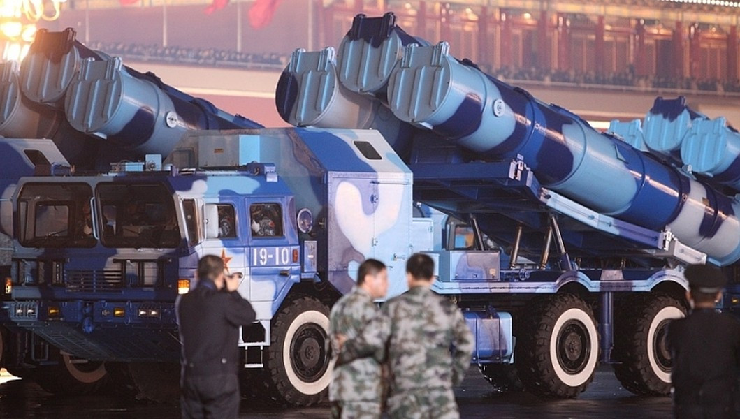 Ưng kích 62 sử dụng cơ chế dẫn đường kết hợp giữa chế độ bay quán tính có tham chiếu qua hệ thống định vị toàn cầu Bắc Đẩu trong giai đoạn đầu, đến khi tiếp cận mục tiêu nó sẽ kích hoạt radar chủ động đặt trên tên lửa.