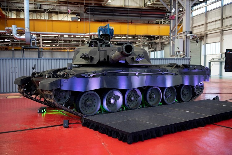 Bên cạnh đó, giới chức quốc phòng Anh đã quyết định tăng cường lớp giáp của xe tăng Challenger 2 lên ngang tầm với Challenger 3, điều này xảy ra bởi kinh nghiệm sử dụng chiếc MBT này trong các hoạt động chiến đấu ở Ukraine.