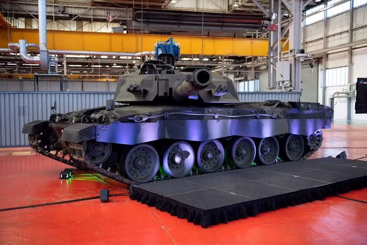 Bên cạnh đó, giới chức quốc phòng Anh đã quyết định tăng cường lớp giáp của xe tăng Challenger 2 lên ngang tầm với Challenger 3, điều này xảy ra bởi kinh nghiệm sử dụng chiếc MBT này trong các hoạt động chiến đấu ở Ukraine.