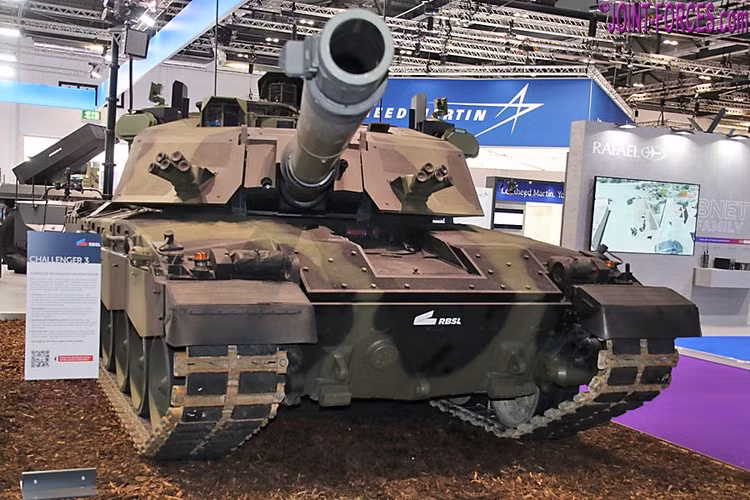 Theo các nguồn tin, lớp giáp bảo vệ của Challenger 3 đã được cải thiện các đặc tính, giúp tăng khả năng sống sót cho phương tiện chiến đấu. Đồng thời, xe tăng sẽ được đưa vào sử dụng vào năm 2025 thay vì 2027 như kế hoạch trước đó.