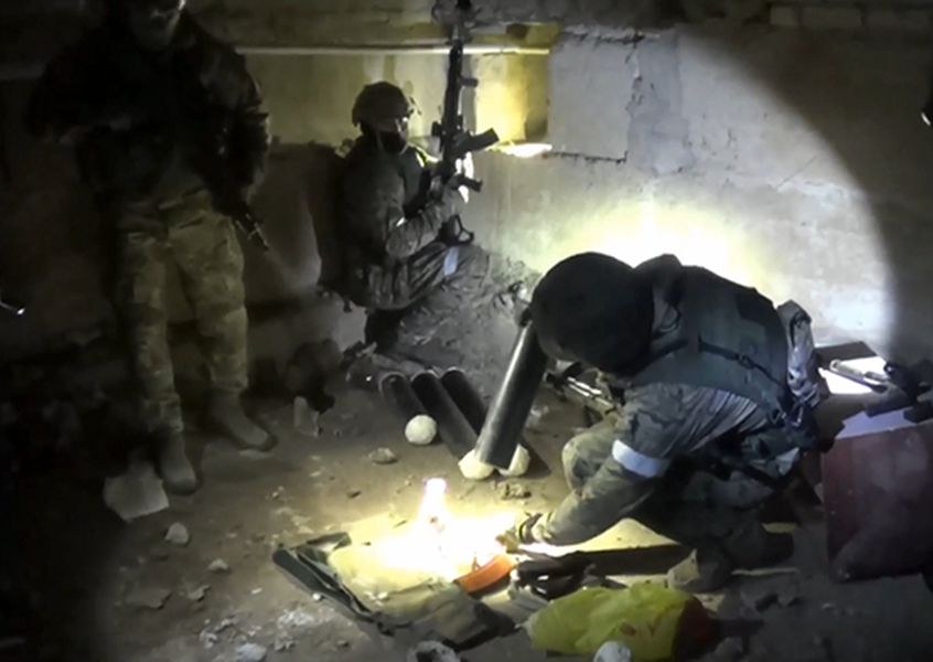 "Thành phố" này được thiết kế đặc biệt, không chỉ có hệ thống hầm hào chiến đấu mà còn bao gồm không gian sống, khu vực ăn uống, phòng tập thể dục và các tiện nghi thiết yếu khác như phòng tắm và nơi sinh hoạt chung.