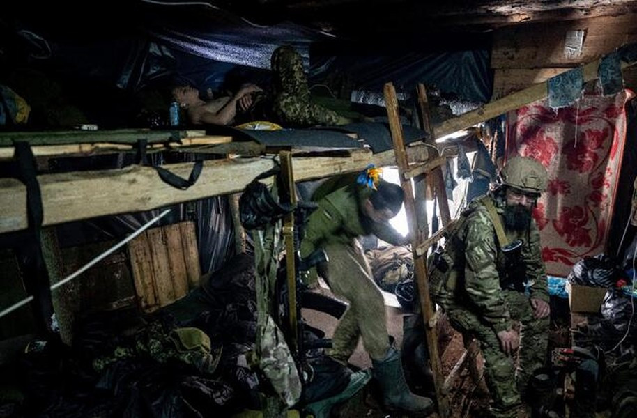 Người lính lưu ý rằng trong số các thành viên tham gia chiến dịch quân sự đặc biệt của Nga có những cựu huấn luyện viên thể dục hoặc vận động viên từ đời thường, hiện đang giúp đỡ đồng đội của mình bằng cách hướng dẫn họ cách tập luyện phù hợp.