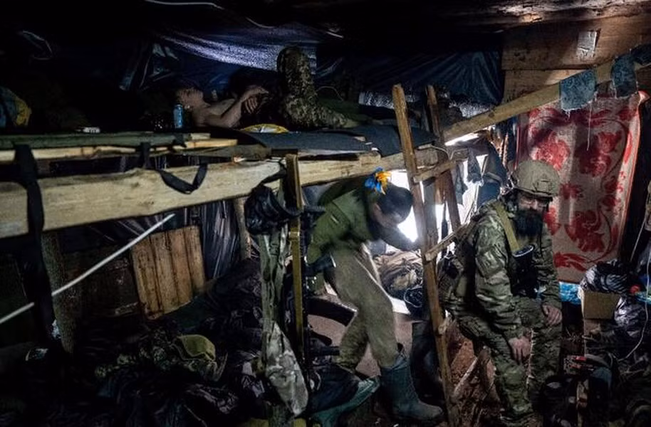 Người lính lưu ý rằng trong số các thành viên tham gia chiến dịch quân sự đặc biệt của Nga có những cựu huấn luyện viên thể dục hoặc vận động viên từ đời thường, hiện đang giúp đỡ đồng đội của mình bằng cách hướng dẫn họ cách tập luyện phù hợp.