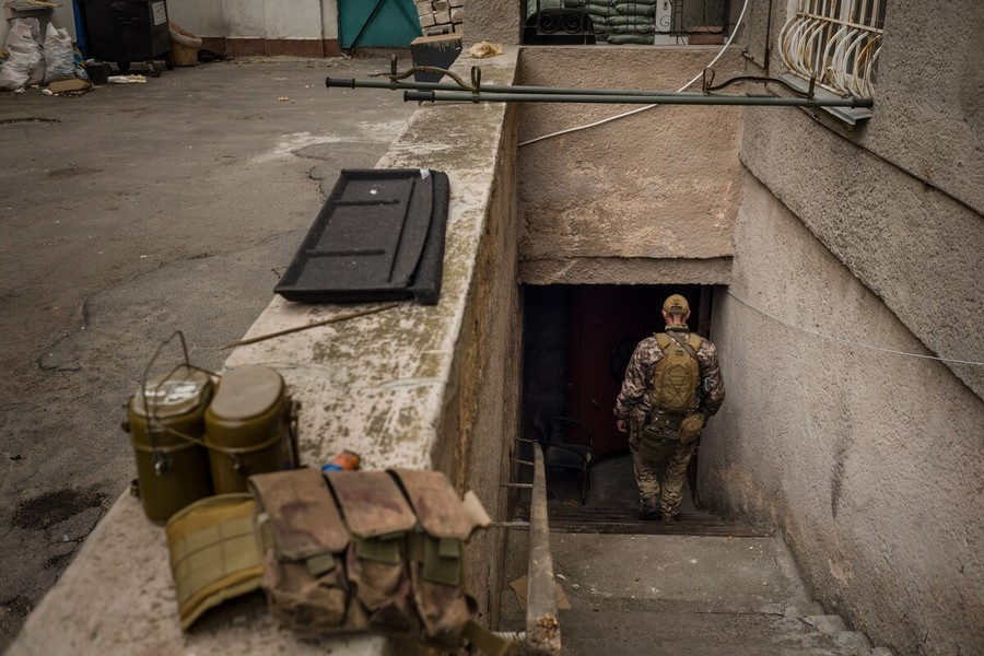 Hơn nữa, sĩ quan Lis còn được biết đến như một võ sĩ, anh ta tiết lộ rằng phòng tập thể dục của họ được trang bị đầy đủ dụng cụ để tập luyện, bao gồm các thứ cần thiết như tạ và túi đấm.