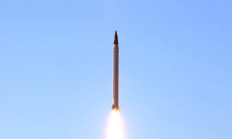 Emad có thiết kế khác biệt so với hầu hết các loại tên lửa đạn đạo từng được Iran chế tạo, khi nó có thể được điểu khiển trong suốt hành trình bay thông qua trung tâm chỉ huy mặt đất. Đặc biệt, hệ thống động cơ đẩy Emad có thể được điểu khiển lại quỹ đạo bay sau khi trở lại bầu khí quyển trước khi đến mục tiêu.