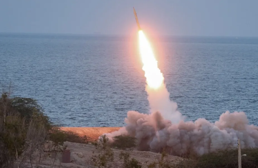 Trong khi đó, tên lửa Kadr được cho là có tầm bắn khoảng 2.000 km, khiến nó đặc biệt nguy hiểm khi thực hiện những cuộc tấn công tầm xa và chính xác. Sự kiện này không chỉ có tầm quan trọng thực tế đối với IRGC trong việc phát triển kỹ năng tấn công mục tiêu thù địch, mà còn là tín hiệu rõ ràng cho Israel về khả năng quân sự ngày càng tăng của Tehran.