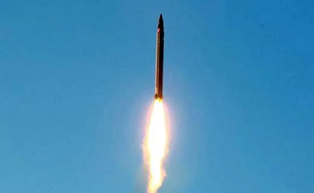 Sự kiện này diễn ra sau thông báo của Tướng Hossein Salami - Tư lệnh Lực lượng Vệ binh Cách mạng Hồi giáo Iran (IRGC), về việc phóng thành công tên lửa đạn đạo tầm xa từ tàu chiến, chỉ một ngày trước khi ra mắt tên lửa hành trình.